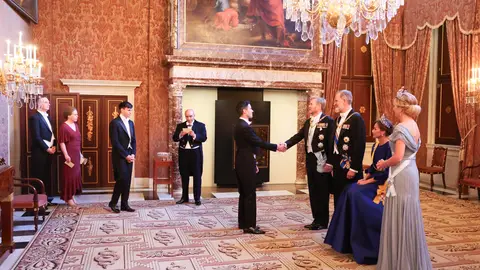 La reina Letizia, sentada en el besamanos La reina Letizia, sentada en el besamanos