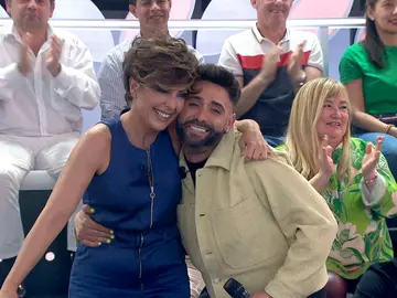 ¡El creador de la exitosa sevillana dedicada a Sonsoles Ónega nos deleita con una actuación en directo! ¡El creador de la exitosa sevillana dedicada a Sonsoles Ónega nos deleita con una actuación en directo!