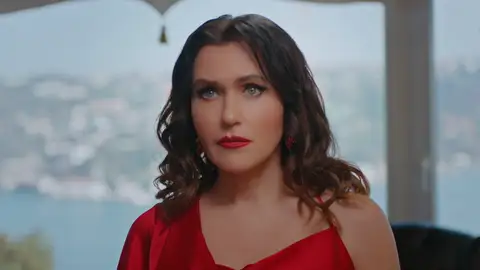 Ender, atónita ante la inesperada visita de alguien de su pasado Ender, atónita ante la inesperada visita de alguien de su pasado