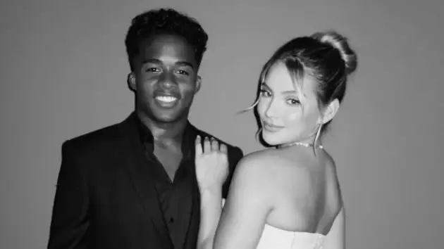 El futbolista Endrick y su pareja Gabriely Miranda