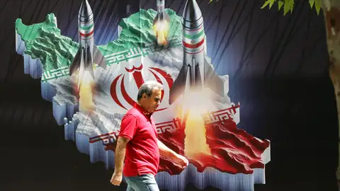 Un hombre frente un cartel anti-Israel Un hombre frente un cartel anti-Israel