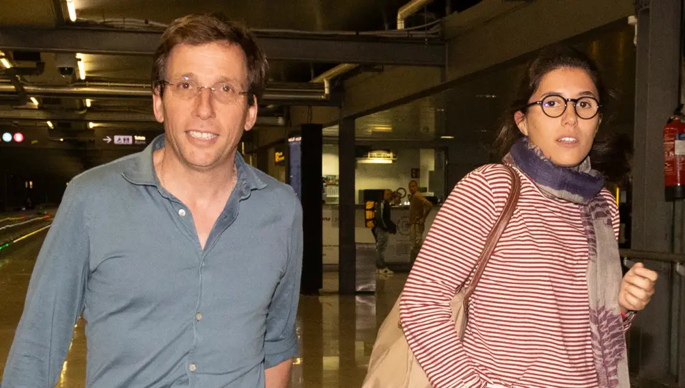 José Luis Martínez-Almeida y Teresa Urquijo llegando a Madrid tras su luna de miel