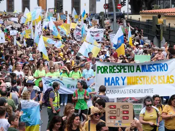 Manifestación contra el turismo masificado en Canarias