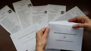 Papeletas electorales con diferentes opciones políticas a las elecciones al Parlamento Vasco del 21 de abril