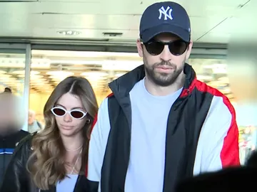 Gerard Piqué y Clara Chía en el aeropuerto de Adolfo Suárez Madrid-Barajas Gerard Piqué y Clara Chía en el aeropuerto de Adolfo Suárez Madrid-Barajas