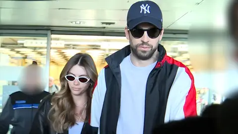 Gerard Piqué y Clara Chía en el aeropuerto de Adolfo Suárez Madrid-Barajas Gerard Piqué y Clara Chía en el aeropuerto de Adolfo Suárez Madrid-Barajas