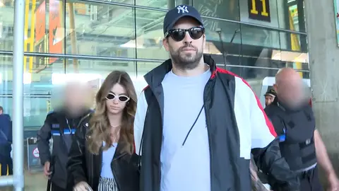 Gerard Piqué y Clara Chía, rodeados de seguridad, a su llegada a Madrid Gerard Piqué y Clara Chía, rodeados de seguridad, a su llegada a Madrid