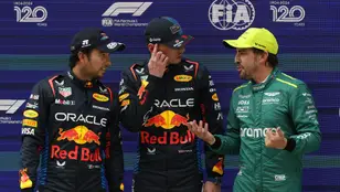 Fernando Alonso junto a Checo Pérez y Max Verstappen tras la qualy del GP de China de F1