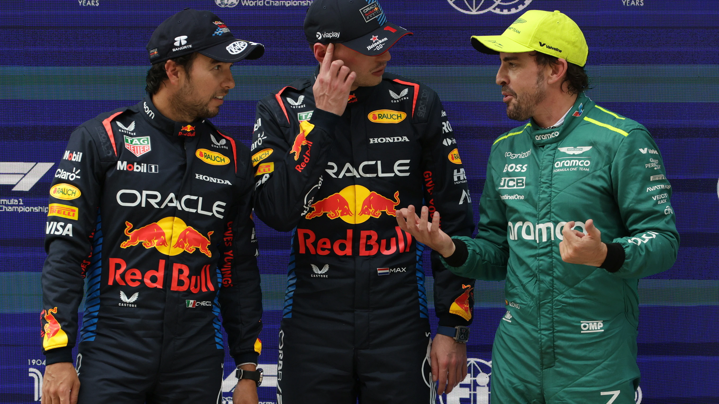 Fernando Alonso junto a Checo P&eacute;rez y Max Verstappen tras la qualy del GP de China de F1