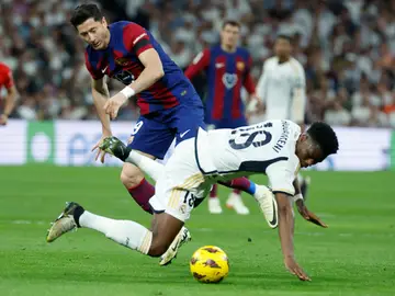 Lewandowski pugna con Tchouaméni en el Clásico del Bernabéu Lewandowski pugna con Tchouaméni en el Clásico del Bernabéu