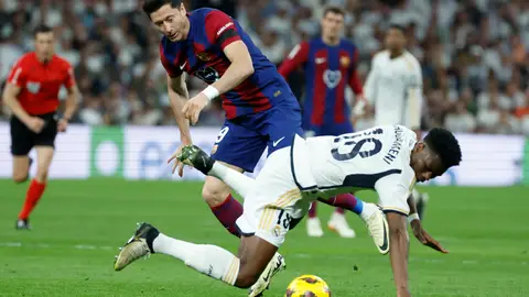 Lewandowski pugna con Tchouaméni en el Clásico del Bernabéu