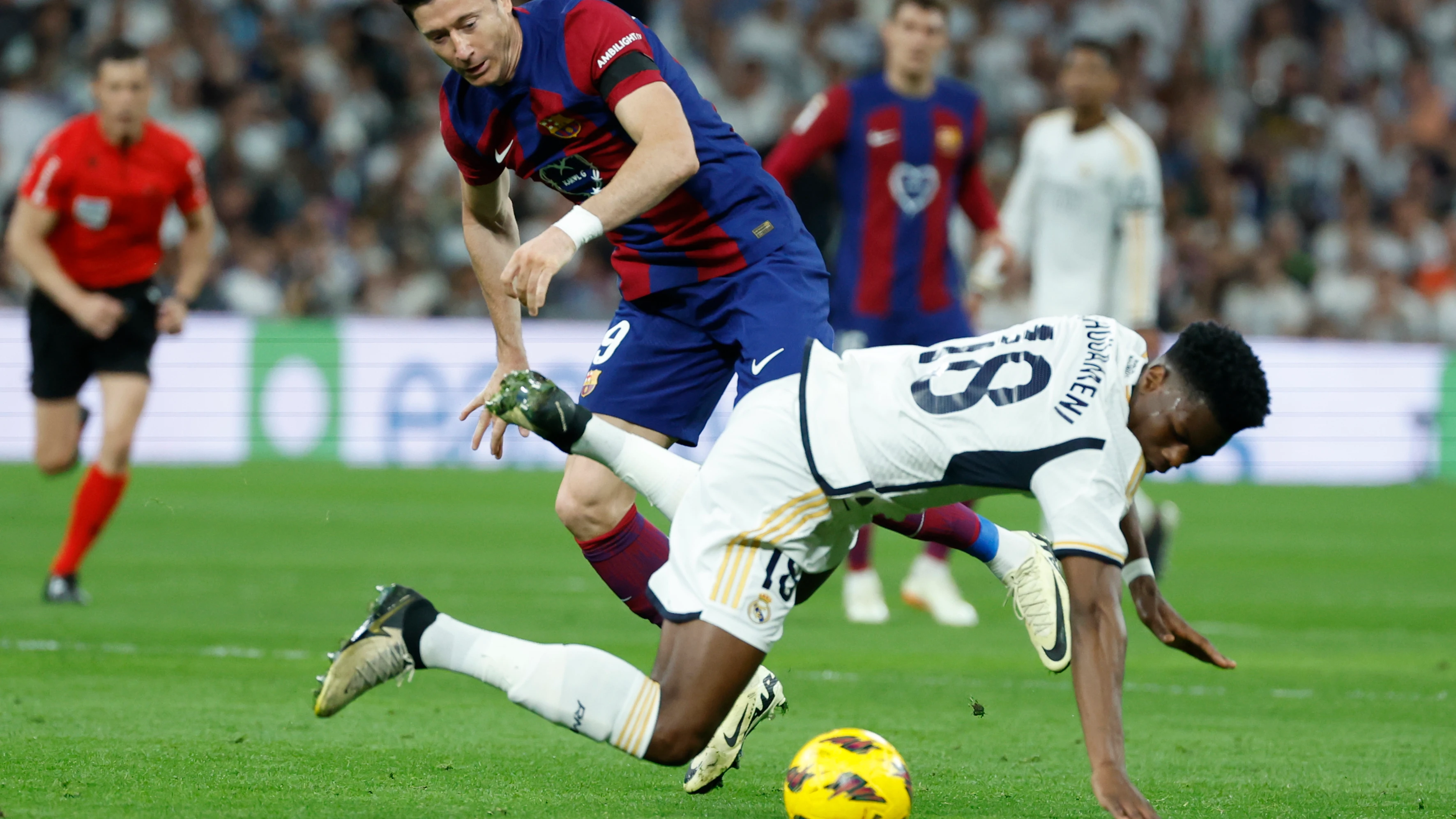 Lewandowski pugna con Tchouaméni en el Clásico del Bernabéu Lewandowski pugna con Tchouaméni en el Clásico del Bernabéu