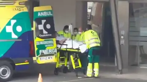 Álex, enfermo español con pancreatitis, saluda a las cámaras en su llegada al hospital en Bilbao