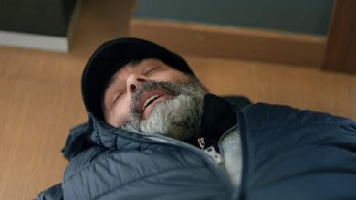 Kadir llega gravemente herido a casa de su hermano, ¿qué habrá pasado?