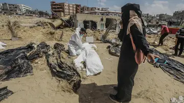 Desentierran cadáveres de palestinos enterrados en Nasser