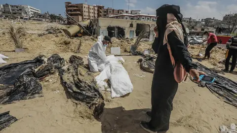 Desentierran cadáveres de palestinos enterrados en Nasser