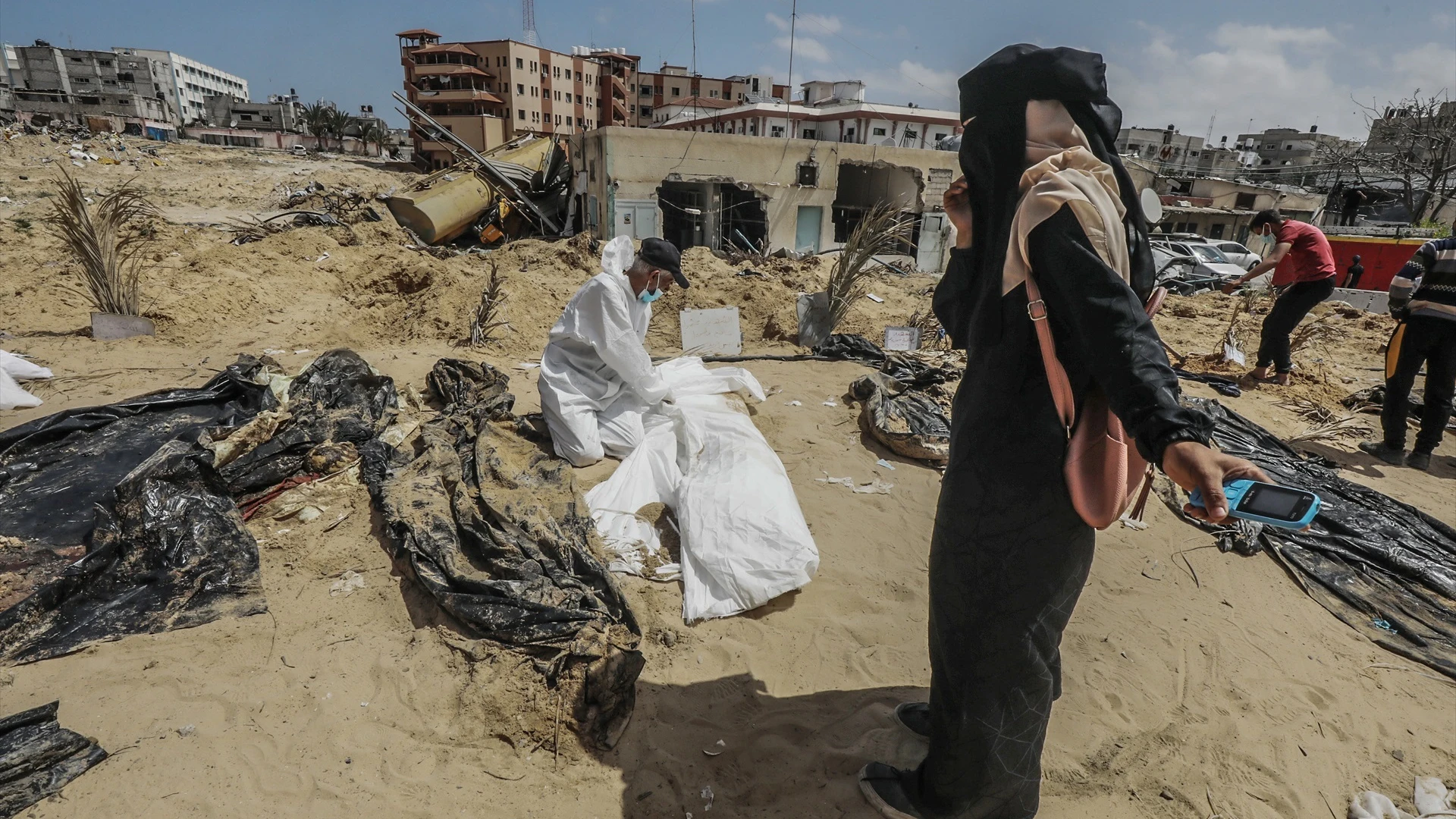 Desentierran cad&aacute;veres de palestinos enterrados en Nasser