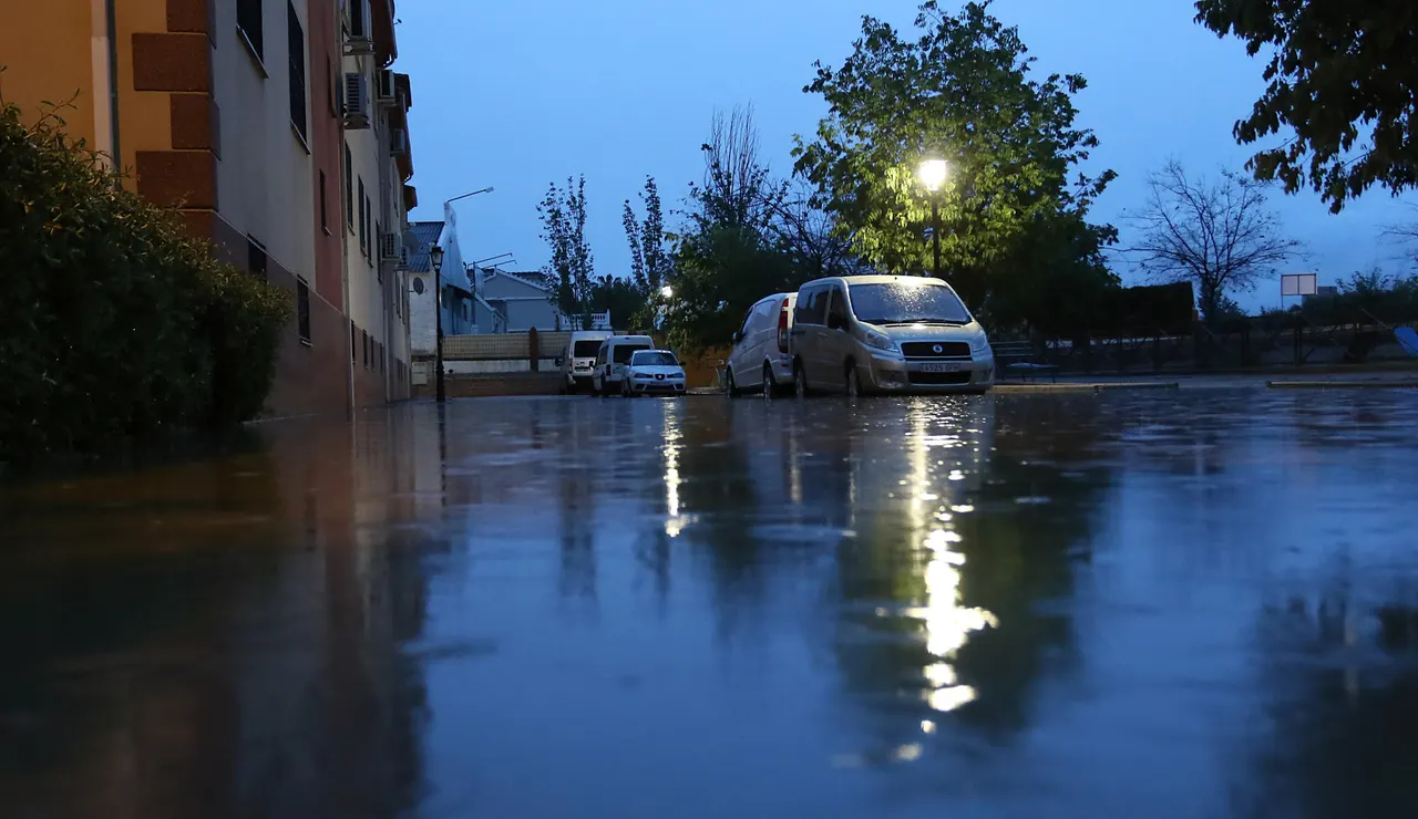 Vista de una calle inundada en Cijuela, Granada