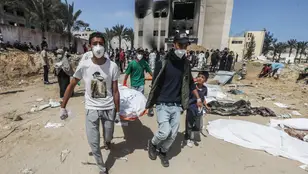 Sanitarios palestinos recuperado cuerpos en el Hospital Nasser
