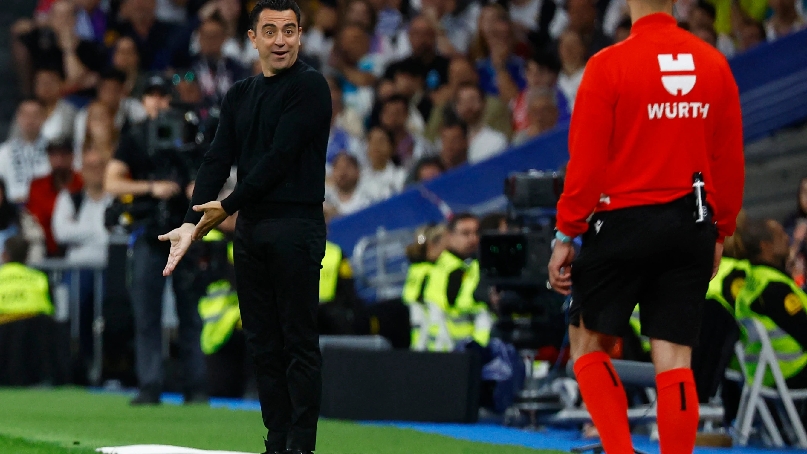 Xavi Hern&aacute;ndez protesta durante el Cl&aacute;sico en el Bernab&eacute;u