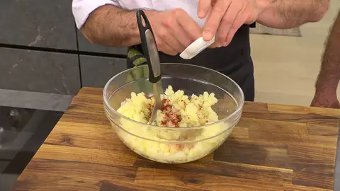 Agrega la pimienta, el orégano, el pimentón, los quesos Agrega la pimienta, el orégano, el pimentón, los quesos