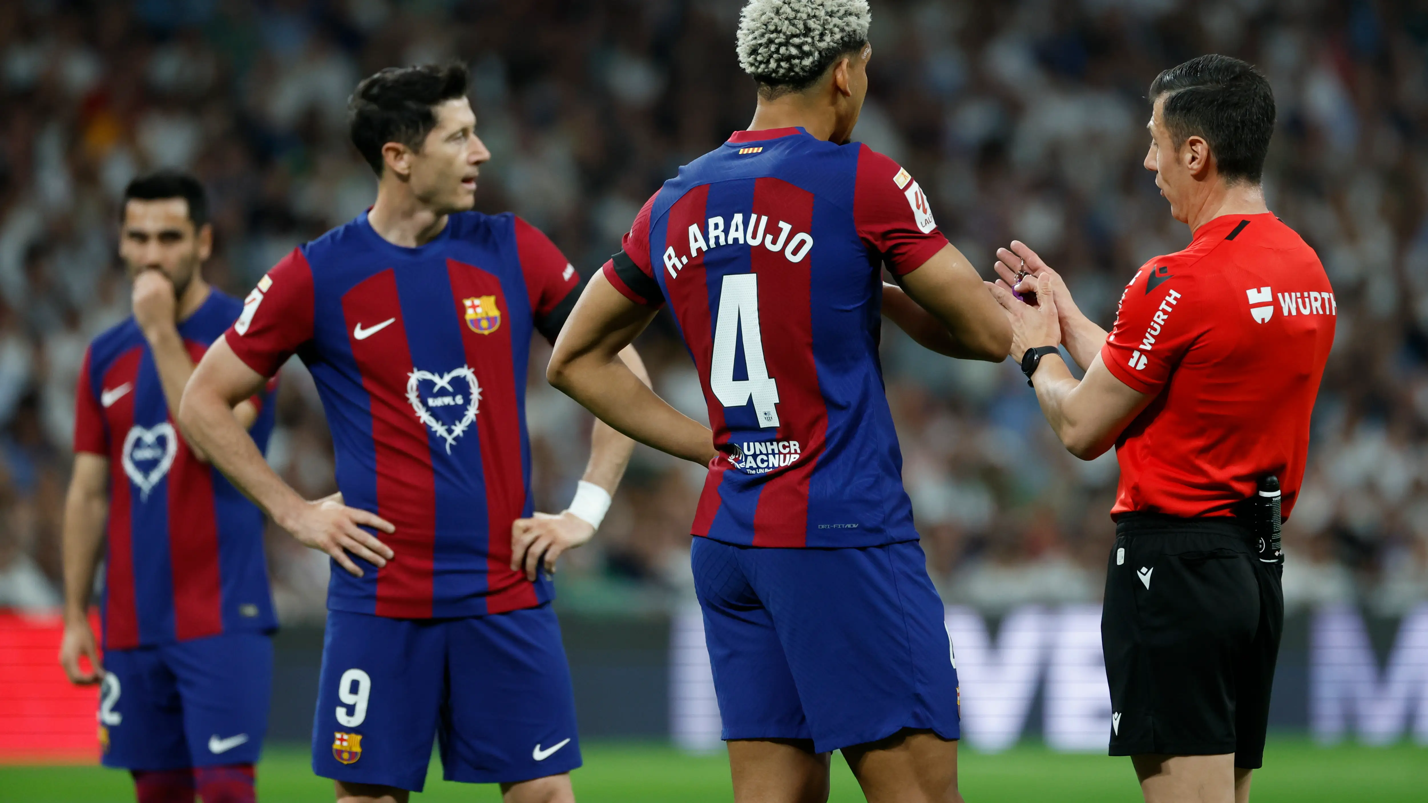 C&eacute;sar Soto Grado conversa con Araujo en El Cl&aacute;sico