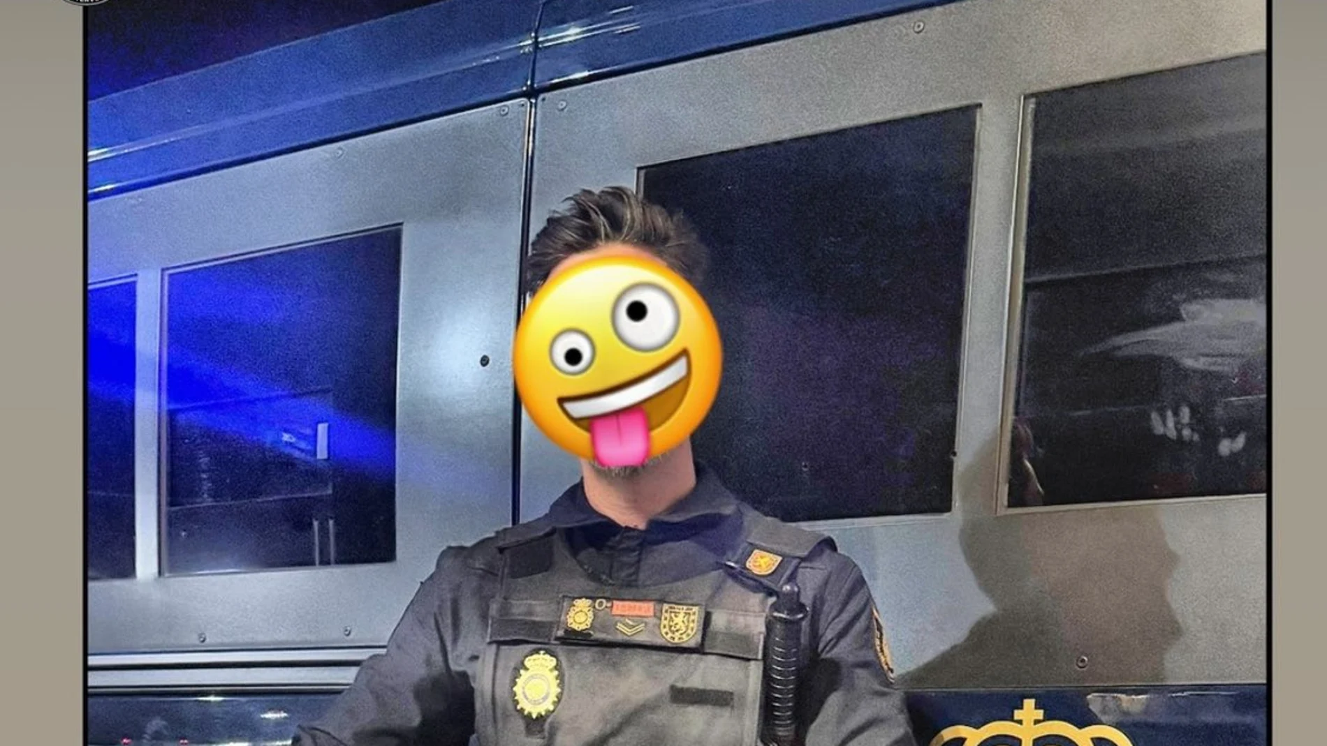 El policía nacional posa con la camiseta de Rüdiger