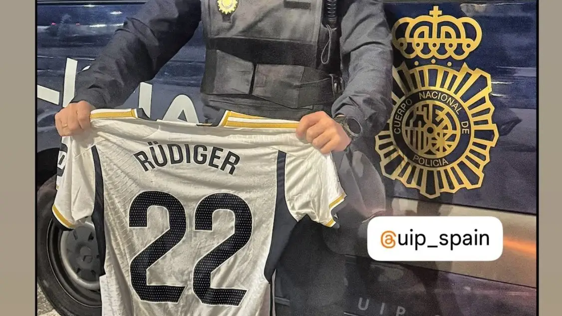 El policía nacional posa con la camiseta de Rüdiger El policía nacional posa con la camiseta de Rüdiger