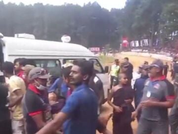 Imágenes posteriores al atropello mortal en un rally en Sri Lanka