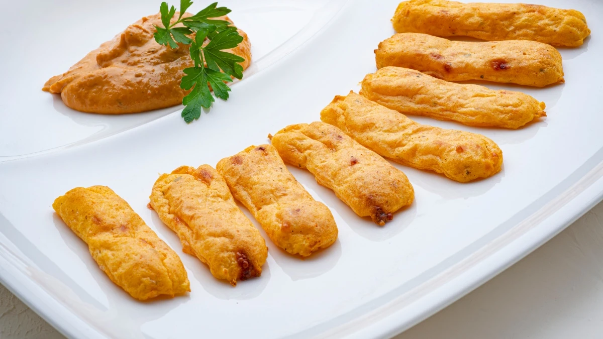 Palitos de queso y patata con alioli de ajo y tomate, de Joseba: "Crujientes y con muy poca grasa" Palitos de queso y patata con alioli de ajo y tomate, de Joseba: "Crujientes y con muy poca grasa"