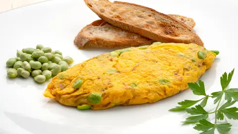 Karlos Arguiñano: receta de tortilla de habitas, jugosa y de temporada Karlos Arguiñano: receta de tortilla de habitas, jugosa y de temporada