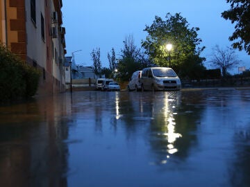 Vista de una calle inundada tras las intensas lluvias de este sábado en Cijuela, provincia de Granada. 