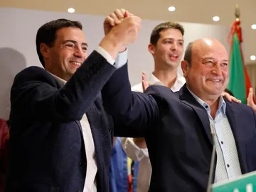 Imanol Pradales y Ortuzar celebran los resultados electorales vascos Imanol Pradales y Ortuzar celebran los resultados electorales vascos
