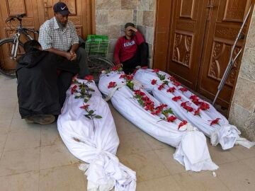 Recuperan 50 cadáveres de una fosa común dentro del Hospital Nasser en Yan Yunis, Gaza