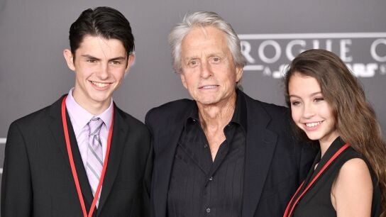 Michael Douglas con sus hijos Dylan y Carys