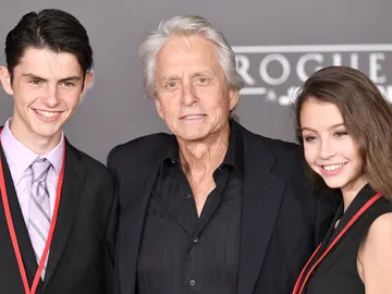 Michael Douglas con sus hijos Dylan y Carys Michael Douglas con sus hijos Dylan y Carys