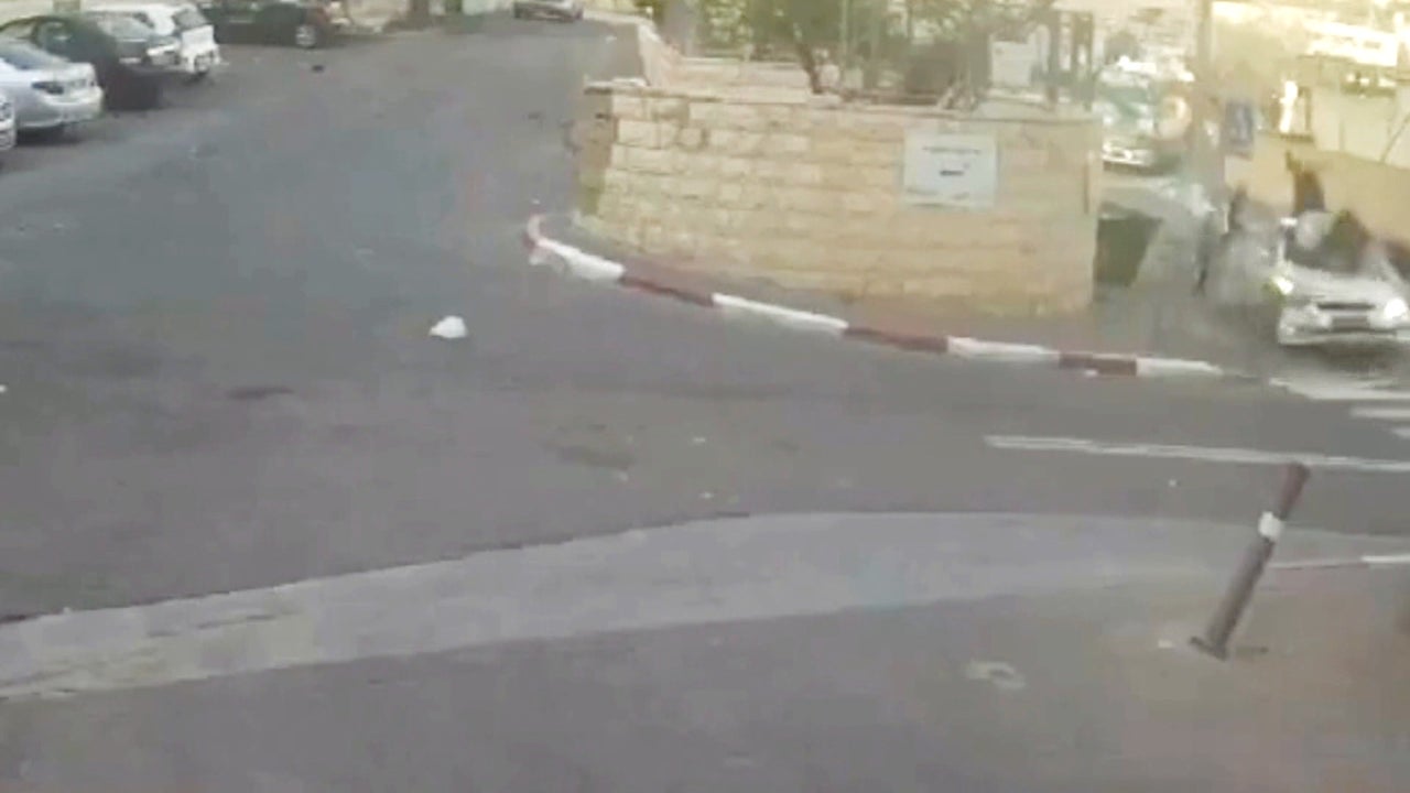 Dos palestinos desatan el pánico al atropellar y disparar a varias personas en Jerusalén