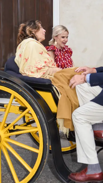 Eugenia Martínez de Irujo y Xandra Falcó llegando al Palacio de Las Dueñas Eugenia Martínez de Irujo y Xandra Falcó llegando al Palacio de Las Dueñas