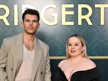 Nicola Coughlan y Luke Newton cogidos de la mano mientras promocionan la temporada 3 de Los Bridgerton en Australia Nicola Coughlan y Luke Newton cogidos de la mano mientras promocionan la temporada 3 de Los Bridgerton en Australia