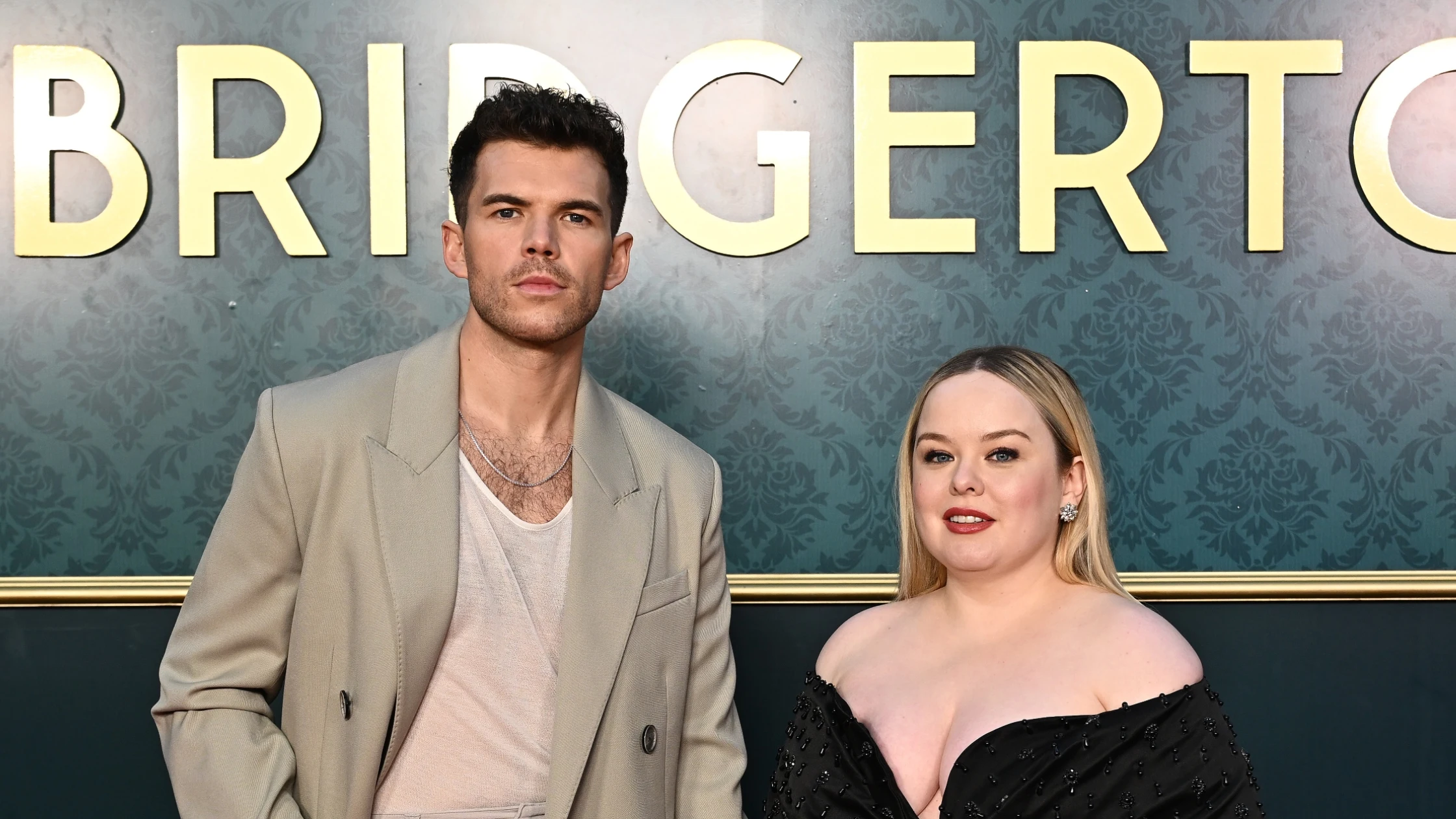 Nicola Coughlan y Luke Newton cogidos de la mano mientras promocionan la temporada 3 de Los Bridgerton en Australia