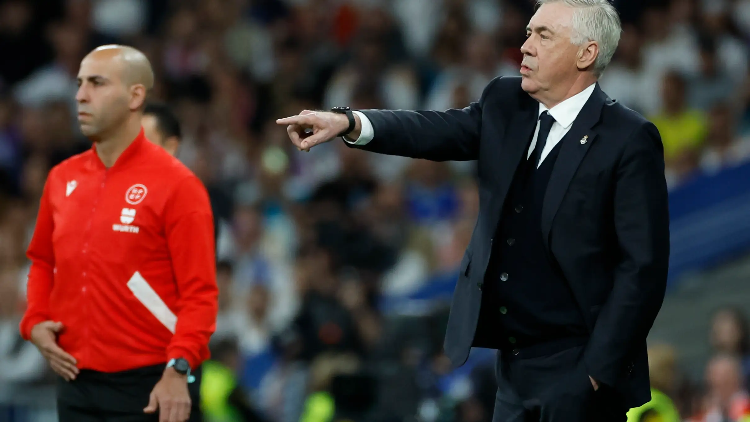 Carlo Ancelotti da instrucciones a sus jugadores durante El Clásico Carlo Ancelotti da instrucciones a sus jugadores durante El Clásico