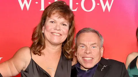 El actor Warwick Davis con su mujer Samantha El actor Warwick Davis con su mujer Samantha