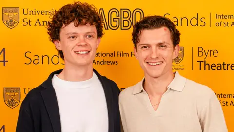 Tom Holland con su hermano Harry en el Sands: Festival Internacional de Cine de St Andrews Tom Holland con su hermano Harry en el Sands: Festival Internacional de Cine de St Andrews