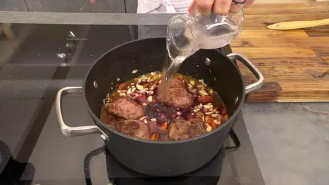 Mezcla bien e introduce las carrilleras Mezcla bien e introduce las carrilleras