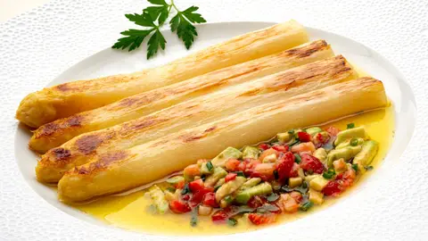Espárragos a la plancha con vinagreta de fresas y aguacate, de Karlos Arguiñano Espárragos a la plancha con vinagreta de fresas y aguacate, de Karlos Arguiñano