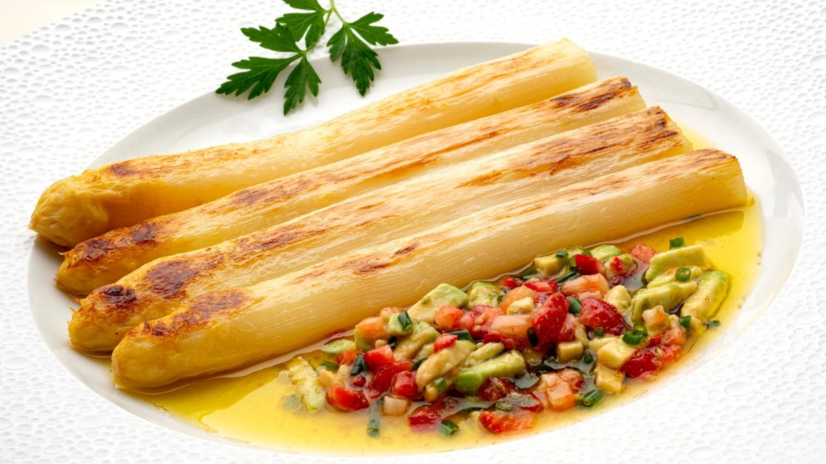 Espárragos a la plancha con vinagreta de fresas y aguacate, de Karlos Arguiñano Espárragos a la plancha con vinagreta de fresas y aguacate, de Karlos Arguiñano
