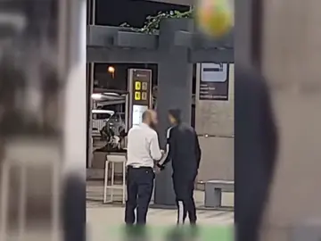 Los taxistas del aeropuerto de Málaga denuncian su lucha contra los conductores piratas: "Insultan y amenazan" Los taxistas del aeropuerto de Málaga denuncian su lucha contra los conductores piratas: "Insultan y amenazan"