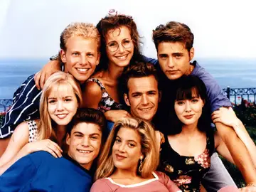 Sensación de vivir: Shannen Doherty, Luke Perry, Tori Spelling, Brian-Austin Green, Jennie Garth, Jason Priestley, Gabrielle Carteris, Ian Ziering en 1991 Sensación de vivir: Shannen Doherty, Luke Perry, Tori Spelling, Brian-Austin Green, Jennie Garth, Jason Priestley, Gabrielle Carteris, Ian Ziering en 1991