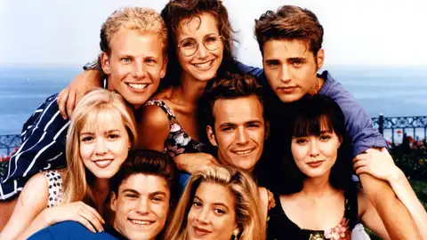 Sensación de vivir: Shannen Doherty, Luke Perry, Tori Spelling, Brian-Austin Green, Jennie Garth, Jason Priestley, Gabrielle Carteris, Ian Ziering en 1991 Sensación de vivir: Shannen Doherty, Luke Perry, Tori Spelling, Brian-Austin Green, Jennie Garth, Jason Priestley, Gabrielle Carteris, Ian Ziering en 1991