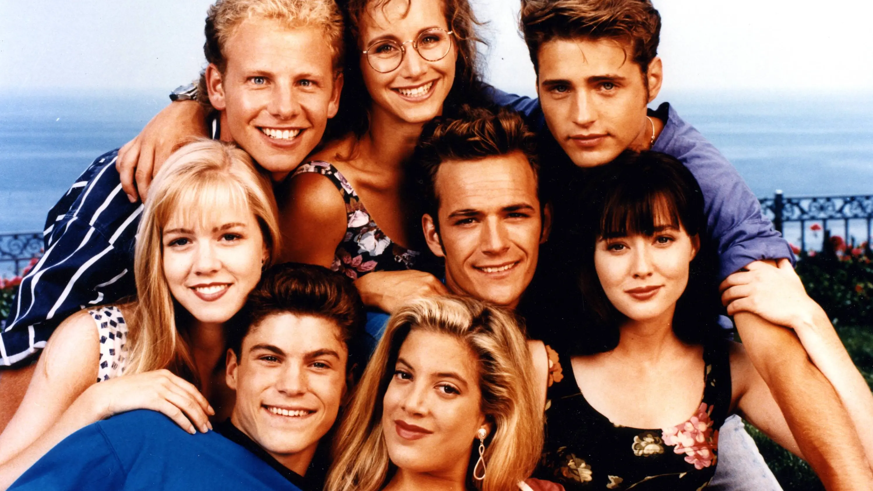Sensación de vivir: Shannen Doherty, Luke Perry, Tori Spelling, Brian-Austin Green, Jennie Garth, Jason Priestley, Gabrielle Carteris, Ian Ziering en 1991 Sensación de vivir: Shannen Doherty, Luke Perry, Tori Spelling, Brian-Austin Green, Jennie Garth, Jason Priestley, Gabrielle Carteris, Ian Ziering en 1991